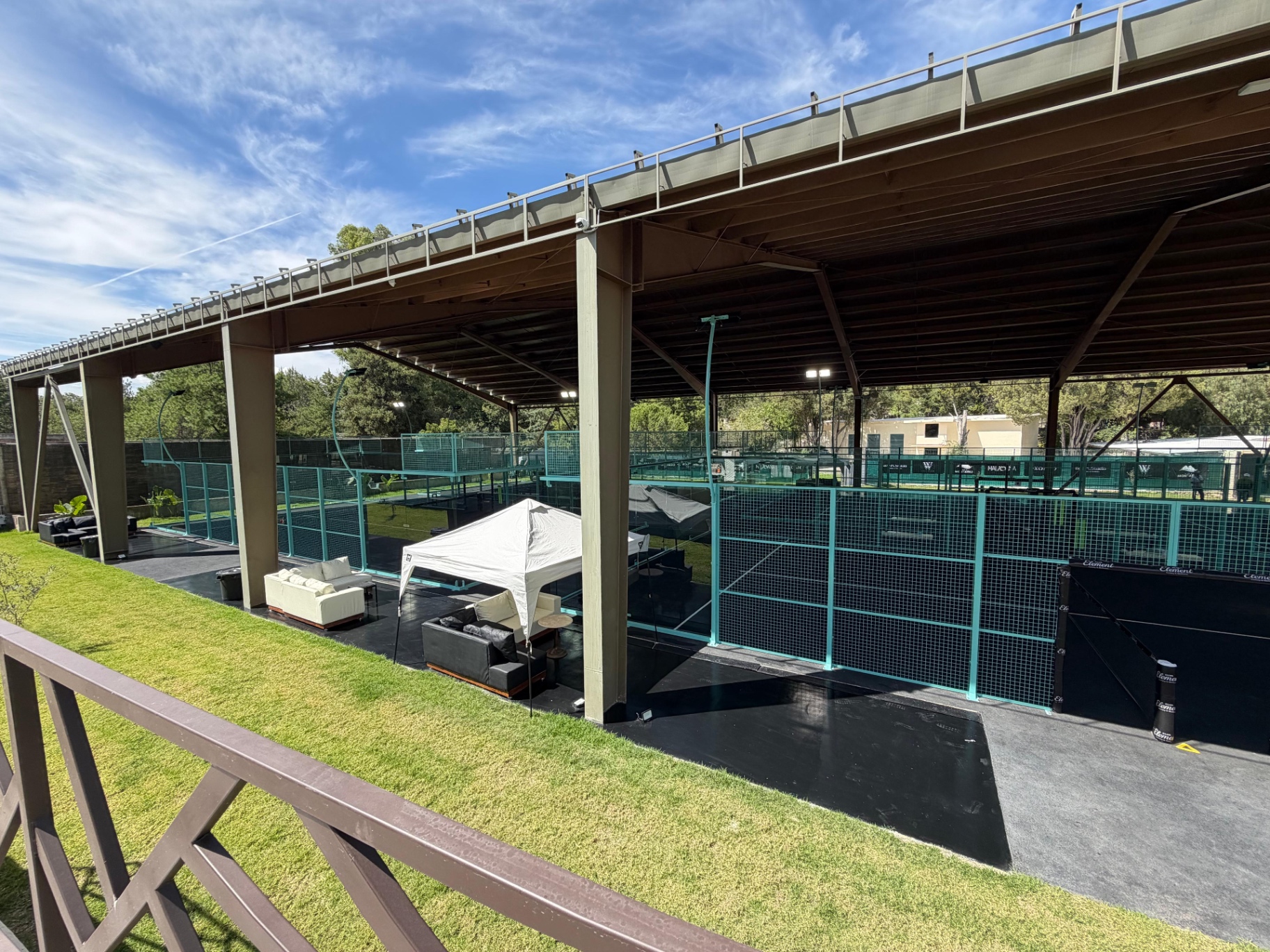Vista de las canchas techadas de Club Element